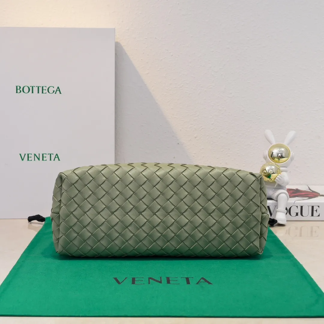 Batch 2460 BOTTEGA VENETA 2024 spring and summer new small ANDIAMO chain bag is also available! 🔥🔥I believe many friends have been waiting for a long time. The metallic chain adds a touch of sophistication to the original softness and elegance of Andiamo. The collision of classic craftsmanship and elegance creates a different kind of beauty. Style number: 6009 Size: 32*24*12cm